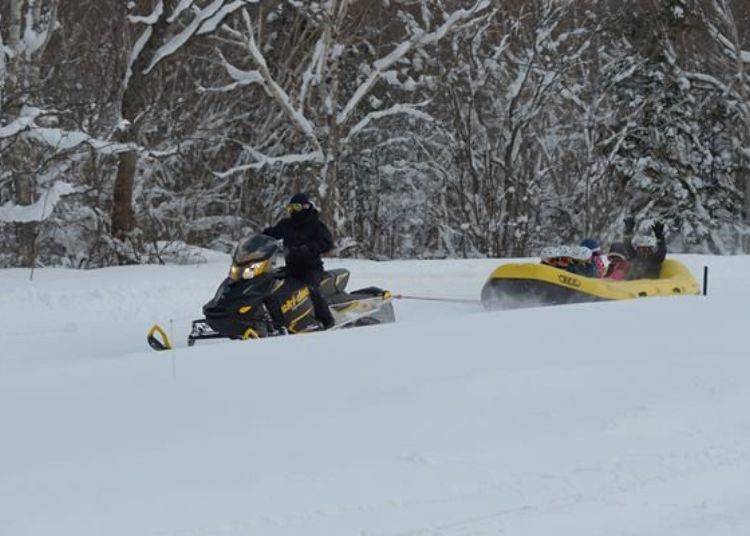 ▲ In winter you can enjoy activities such as snow rafting and snowmobiling (Photo provided by Daisetsu Mori-no Garden)