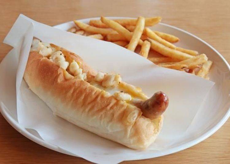 ▲ Hot Dog Sakekasu (sake lees) Cheese in bun made with Hokkaido wheat (with fries, 850 yen; only hot dog 600 yen, tax included)