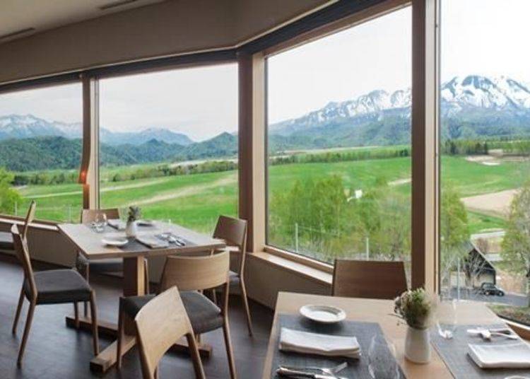 ▲ The majestic Daisetsu Mountain Range viewed through the large windows. The interior with its arrangement of Asahikawa Design tables and chairs creates a bright and quiet atmosphere (Photo provided by Fratello di Mikuni)
