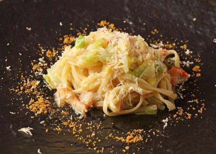 ▲ The chewy texture of the pasta and delicious crab meat perfectly seasoned with a hint of garlic whet the appetite