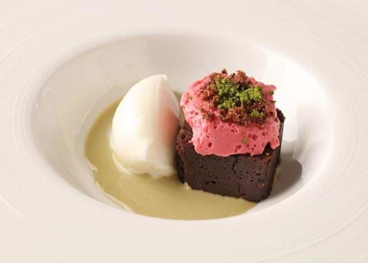 ▲ It sits on a bed of pistachio sauce. It has a bitter sweetness and acidity; a dessert for adult tastes