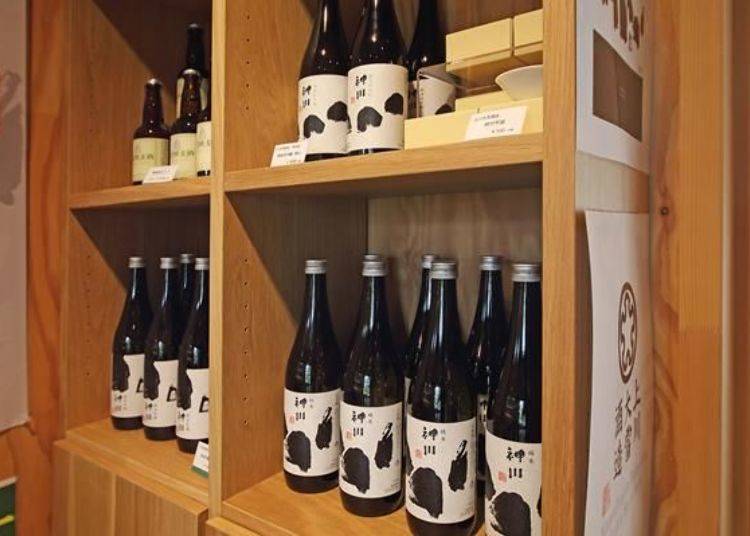 지역 술창고 [무라카미 다이세츠 주조]의 일본술도 놓여 있다.