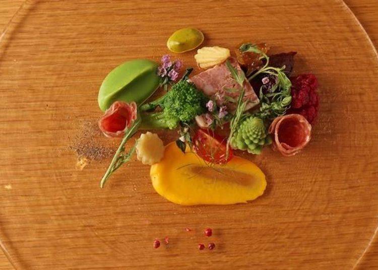 밑에 있는 호박과 왼쪽 위에 있는 그린피스의 퓨레로 야채를 먹고, 위에 놓인 매콤한 그린 머스터드 소스와 산미가 있는 무화가 잼으로 송아지 테린을 즐긴다