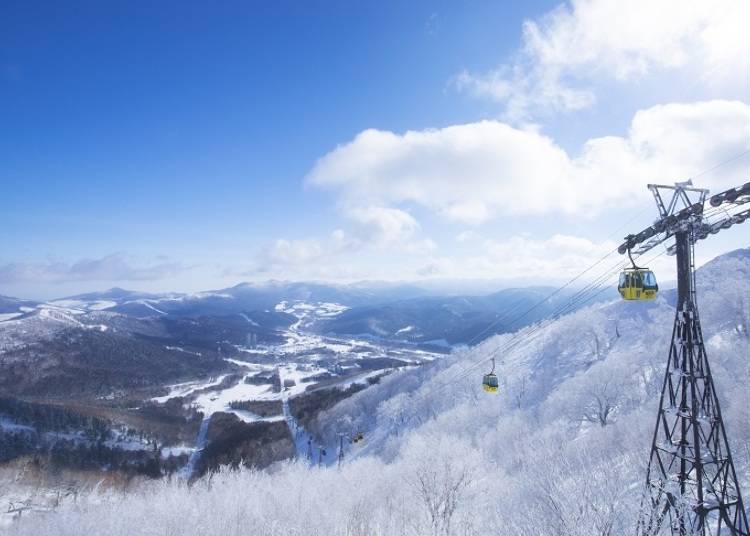 Go to the Muhyo Terrace while enjoying a superb view from the Gondola Lift