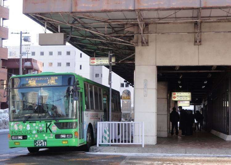 The easiest way to get to the Sapporo Bankei Ski Area is by the ban.K Bus