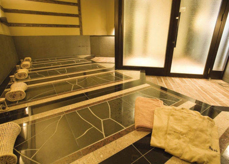 ▲Feel refreshed from the inside of your body in the bedrock bath using Akan-made spotted quartzite (operating hours: 2 pm – 10 pm, 10: 30 pm – 12 am)  (Picture provided by TSURUGA Akan Yuku-no-Sato)