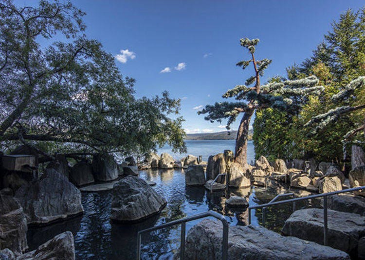 ▲The garden open-air bath, while you are in the bath, your eyes are almost at the same height of the lake surface, creating a charming scene. You can feel the soothing touch of Mother Nature through your body. (Picture provided by Akan Yuku-no-Sato Tsuruga)