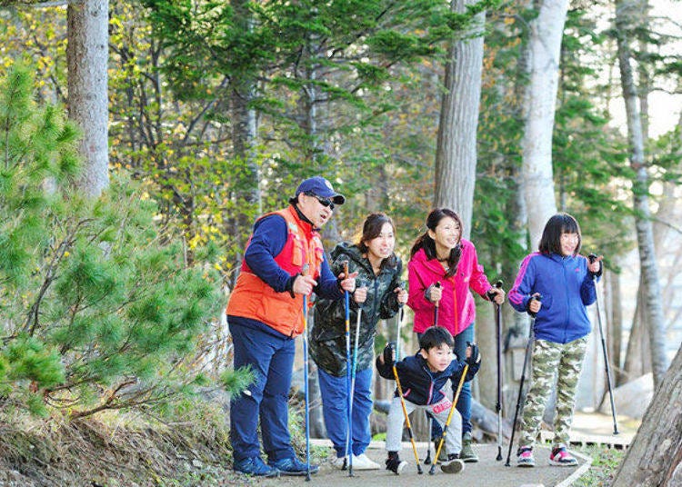 ▲They provide activities to enjoy the nature of Lake Akan, from beginners to authentic mountain climbing course. (Picture provided by TSURUGA Akan Yuku-no-Sato)