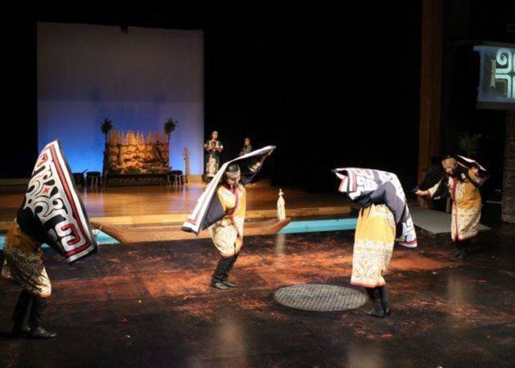 ▲아이누 민족의 전통무용을 공연하는 ‘아칸호 아이누시어터 이코로’. 아이누 코탄에서는 신비로운 아이누 문화를 체험할 수 있다.