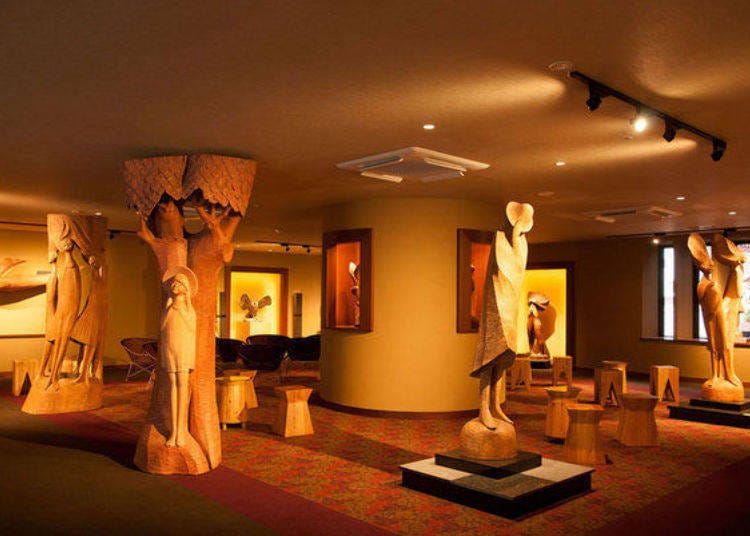 在櫃檯與休息座位區的旁邊是木雕藝廊「ニタイ（Nitai）」（免費入場）。每天從20:10開始會舉行「語り部のタベ」，是當地的志工會講述關於阿寒的自然與文化。（照片提供：阿寒遊久之里 鶴雅）