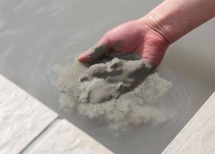 ▲This mud bath contains a larger amount of mud compared to other baths. Look at this amount of mud!