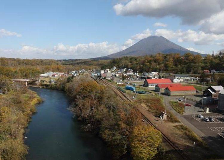 ▲The great view from the bridge on the way to the hot springs. You can see how the Shiribetsu River flows. There are two parking lots in both sides of the bridge. It takes about 3 minutes by car from “Michi-no-Eki Niseko View Plaza”.