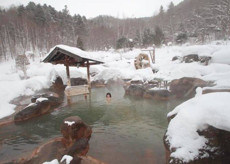 The large open-air hot spring Muine Onsen. It is so large that it won’t fit in one photo and the hot spring continues to the right side of the photo. The temperature of Muine Onsen is 39°C, which isn’t too hot and good for longer baths.