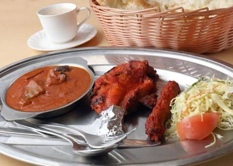 The Tandoori Mix Grill set (1,650 yen) includes Eggplant and Tomato Curry (medium spiciness) with Tandoori chicken and seekh kebab, salad, and chai. A naan also comes with the set