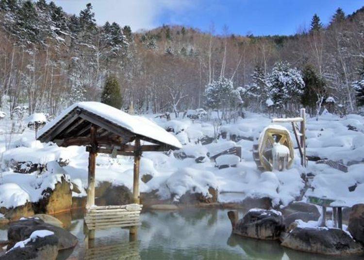 冬季可以一邊欣賞堆成如棉花糖般的積雪，一邊享受露天溫泉大眾池