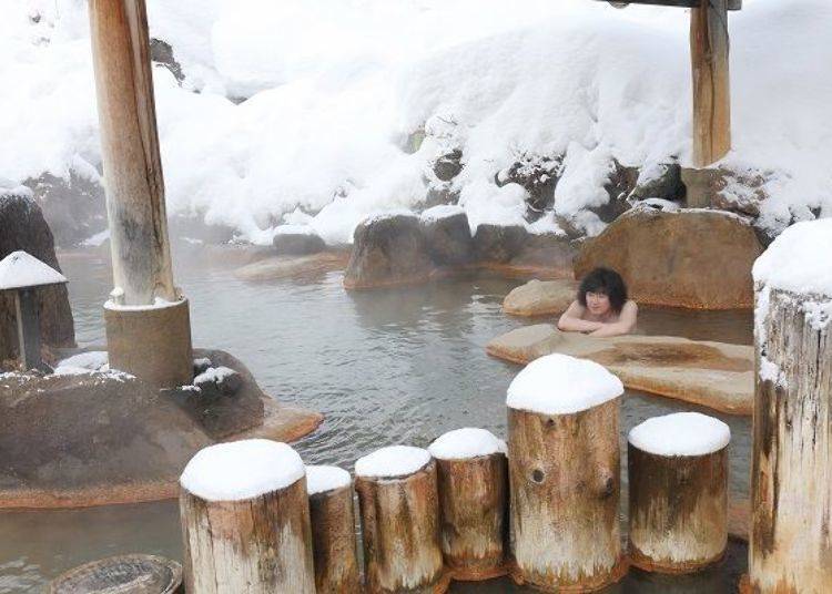 藏在湯池內的石椅很適合進行半身浴或是冷卻一下身體！