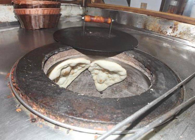 印度烤餅為客人點餐後才開始手揉麵團成型，使用特製的坦都烤窯烘烤後，外酥內軟有咬勁的烤餅就新鮮出爐啦！