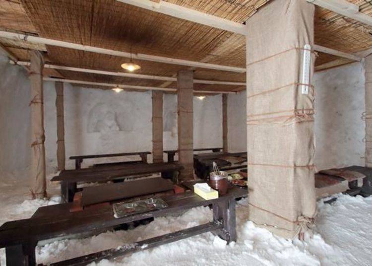 屋內擺設請參考照片。並排著成吉思汗烤羊肉專用的烤爐及座椅。一個烤爐最多可供6名使用，雪屋內最多能容納24名客人用餐。