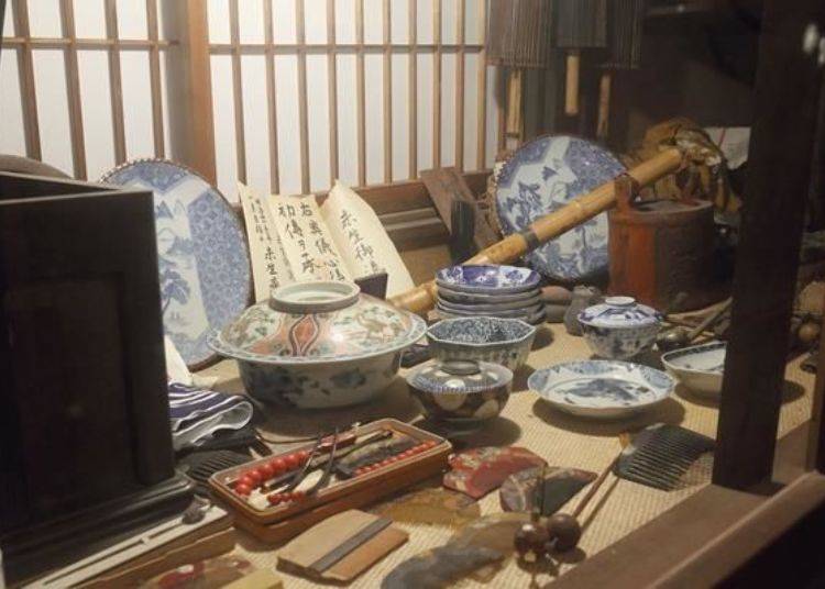 In the showcase they have more old household goods on display. They have items far back from the Meiji period