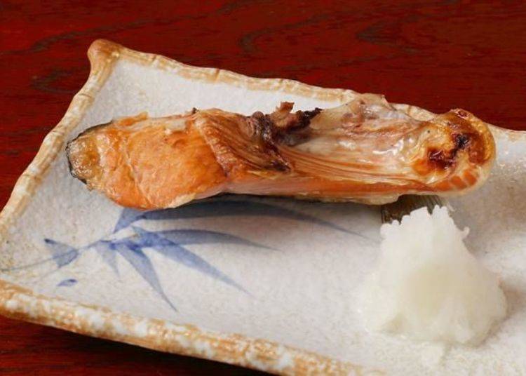 약한 소금 간으로 연어 맛을 확실히 느낄 수 있다. 의외로 볼륨감이 있어 이 다음 요리를 먹을 수 있을지 불안해질 정도이다!