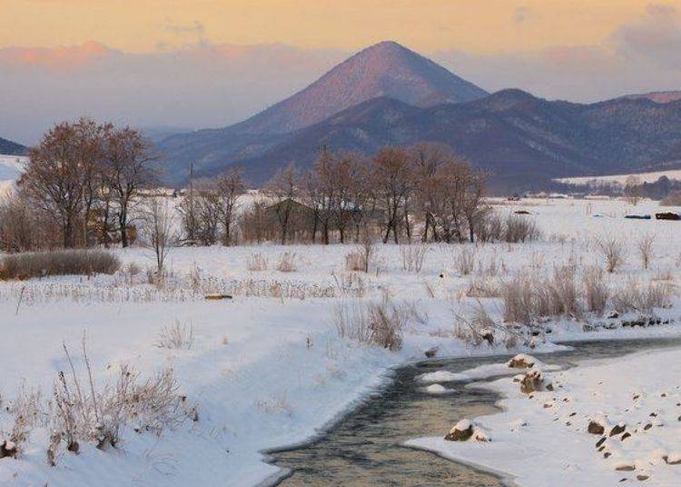 Kitami-dake bathed in the morning sun as viewed from Mukagawa. This hot spring area is blessed with much natural beauty (photo provided by Kitami City Commercial and Industrial Tourism Department Tourism Promotion Office Tourism Promotion Section)