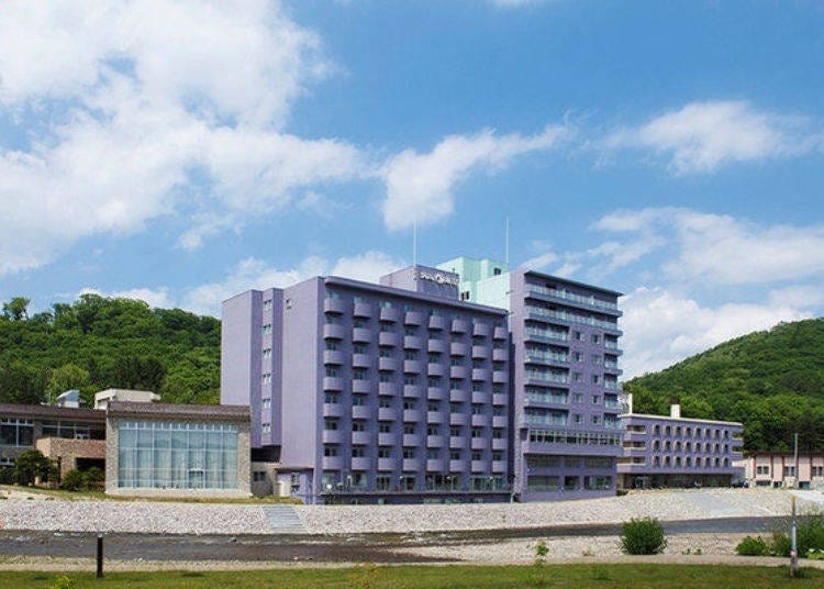 It is about a 10-minute car ride away from the JR Nishi Rubeshibe Station. The color of the exterior is said to be the same as that of the daurian rhododendron that reaches its peak in early May each year. (Photo provided by Ōe Honke)