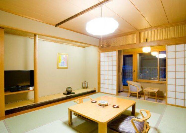 A Japanese-style room (10 tatami-mat size) in the Hienkaku (Pavilion of the Flying Swallow). The Mukagawa River can be seen from the windows of this tranquil and relaxing room (Photo provided by Ōe Honke)