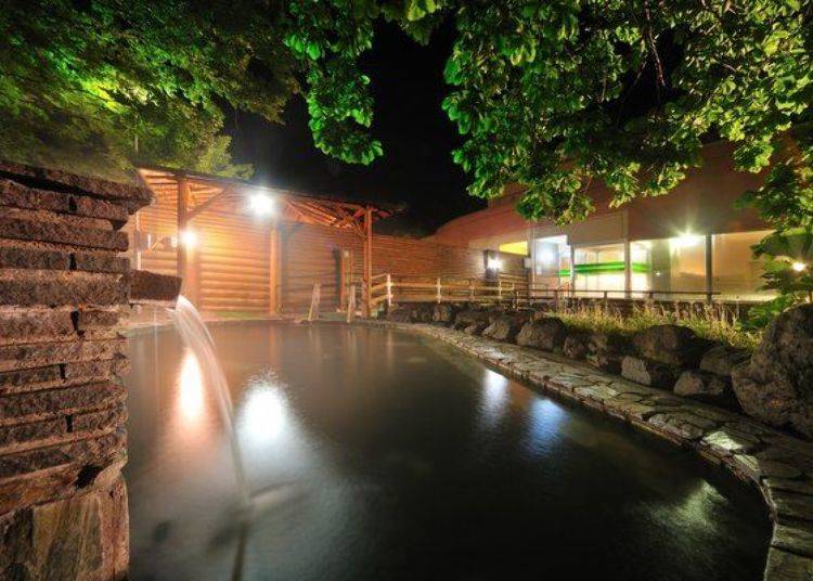 It is located about a 10-minute drive from Onneyu Onsen. Tsurutsuru Onsen is situated in a rich natural setting in the Taki no Yu hot spring area. (Photo provided by Onneyu Onsen Inn Cooperative)