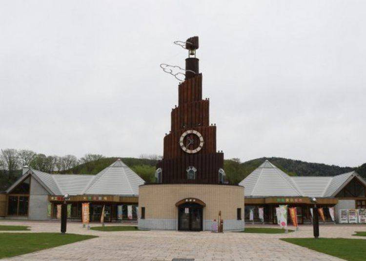 Kamurin, the world's largest cuckoo clock. On the hour from 8:00 a.m. to 6:00 p.m. pigeons and forest nymphs announce the time. *Does not operate during winter (November 4 to the third Saturday in April).