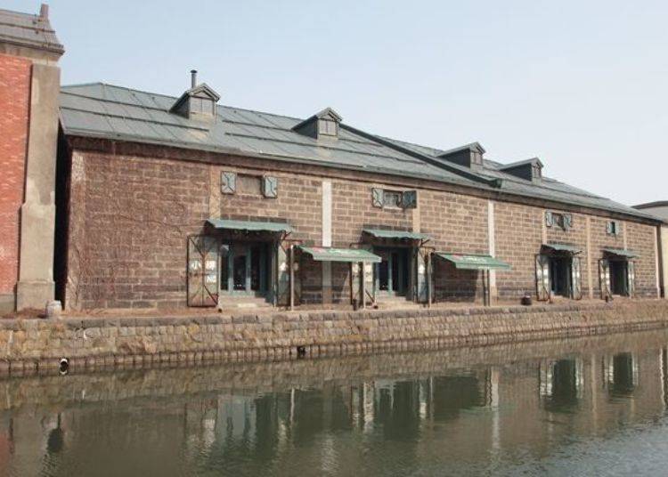 From the sidewalk running along the Otaru Canal you can see the shop on the other side of it