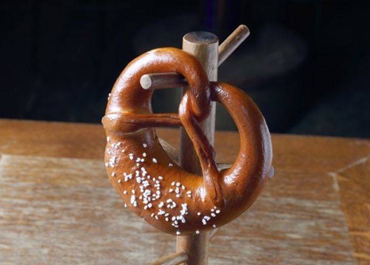 Pretzel with coarse salt. It has a strong, chewy texture. It is delicious when you lightly lick the salt before taking a bite!