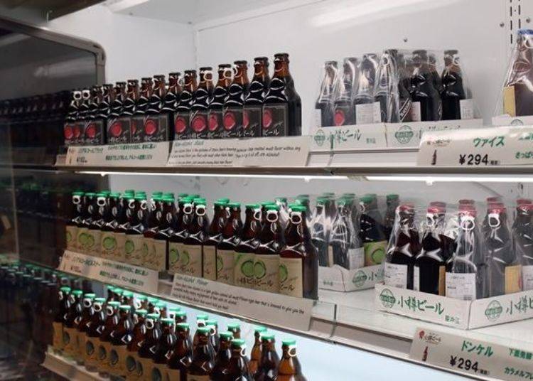 여러 종류의 오타루 맥주. 보틀링이 된 맥주는 항시 냉장 상태로 보관된다.