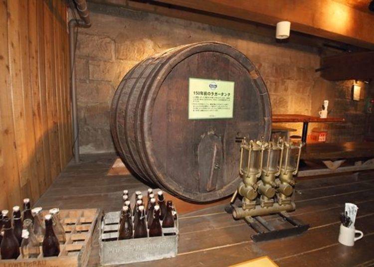 ▲店內展示著約150年前的啤酒儲藏槽。雖然現在都是製造不銹鋼製的儲藏槽，但製作原料與順序都和以往幾乎相同。