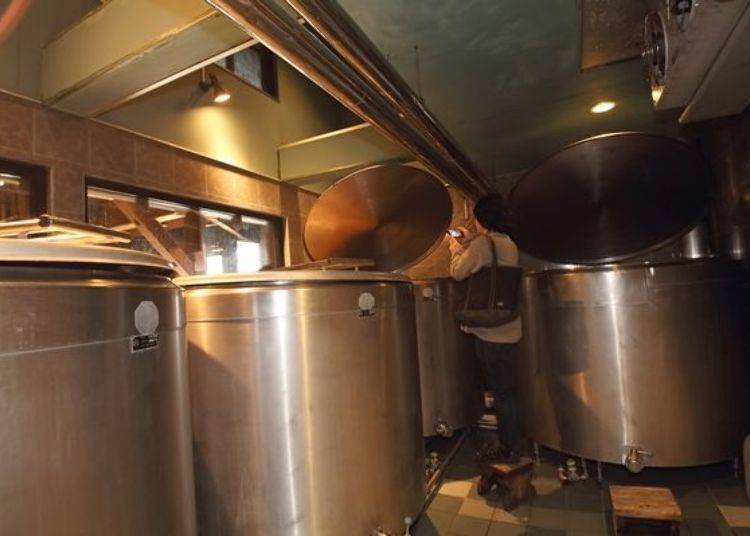 館內某處的發酵室，竟然可以這麼就近的看到酵母槽中發酵的過程阿！