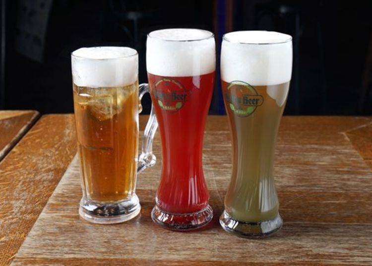 從左起為蘋果汽水、木莓啤酒、薰香草本啤酒