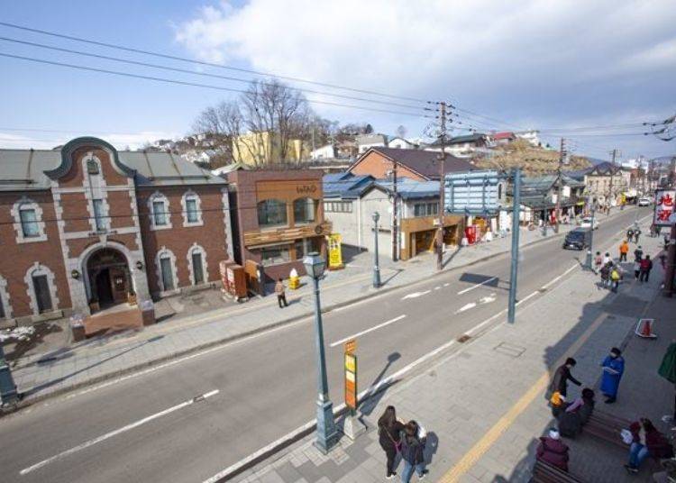 The Sakai shopping district extends from Marchen Square towards the Otaru Canal. In addition to LeTAO, there are a number of glass shops and souvenir shops in this area.