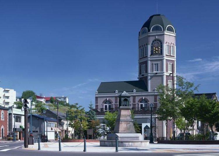 The large, Western-style tower of the LeTAO Main Shop is very impressive. There is an observation deck (at the top of the tower) and from it you can get a good view of popular sightseeing spots in Otaru.