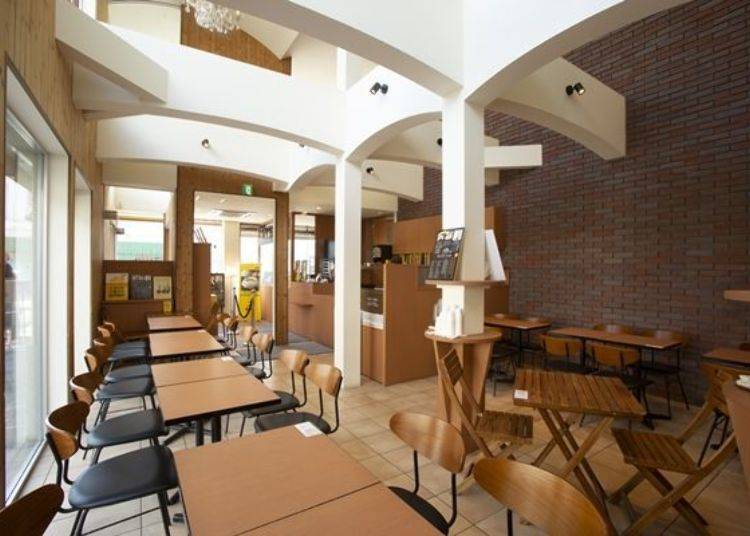 This is a cafe-style shop where you can enjoy freshly baked Fromage Danish inside the shop