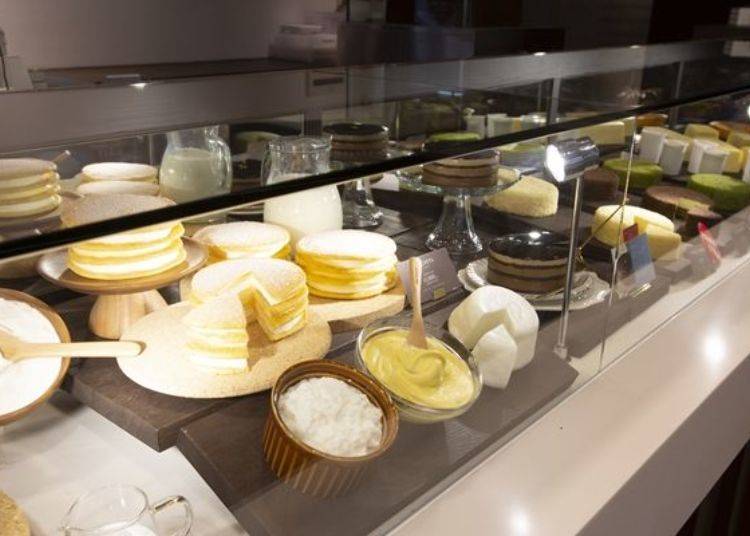 쇼케이스에 늘어선 케이크와 상품 샘플. 앞쪽 중앙은 르타오 20주년 기념 디저트 ‘르코타’(1개, 1,944엔)