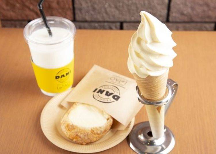 LeTAO特製冰淇淋「乳酪冰淇淋」口味（右）。輕盈爽口的口感加上濃醇起司的滋味，大大滿足饕客們的味蕾。