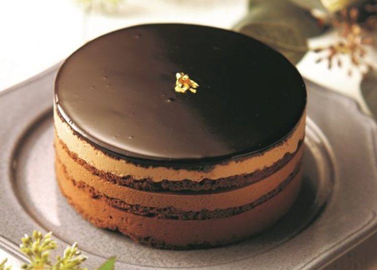 在黑巧克力慕斯上，疊加上2種不同濃度的牛奶巧克力慕斯所完成的多層次醇厚口感「Adèle」蛋糕。可以品嘗到香醇的可可香味喔。