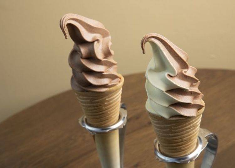 限定冰淇淋「Le chocolat（ル ショコラ）」與巧克力乳酪口味的「Mariage chocolat（マリアージュショコラ）」（各420日圓）。另外也有販售「乳酪冰淇淋（サンクフロマージュ）」（390日圓）喔。