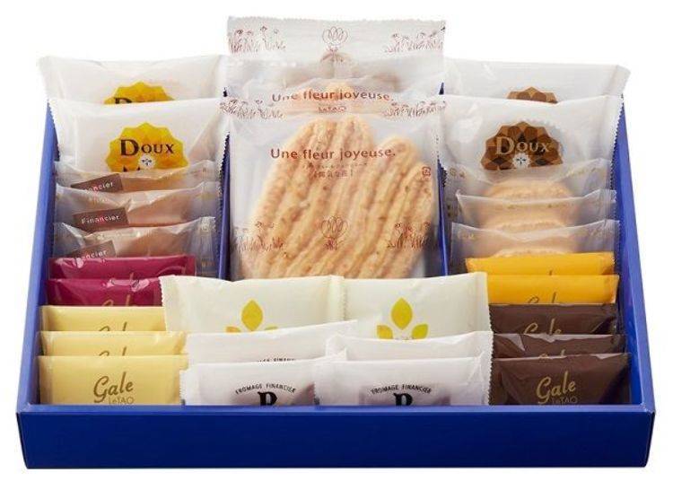 「LeTAODeris L（ルタオデリスL）禮盒中包含了乳酪口味的費南雪「PARMIGIANIE」（中間前排）、「Gale LeTAO（ガレルタオ）」（左右前排4種）及手掌尺寸的派餅「陽氣之花（陽気の花）」等美味餅乾喔。