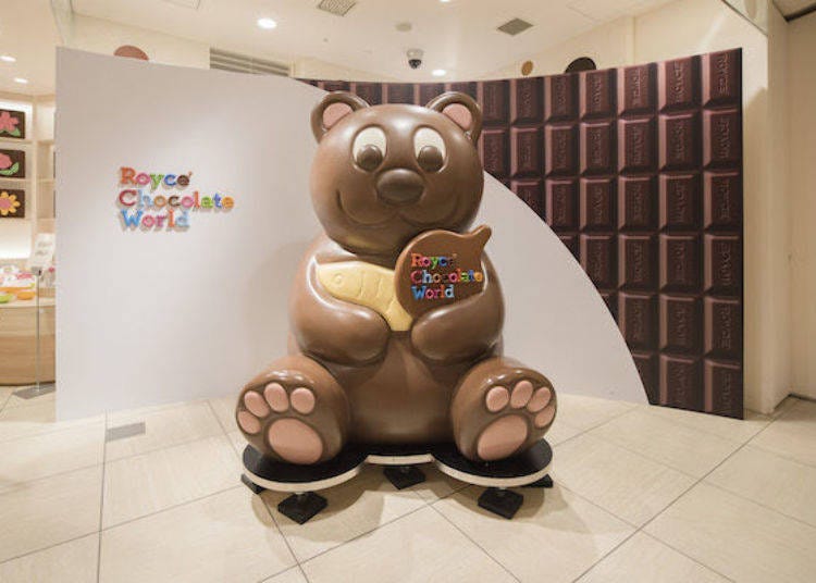 約2公尺的可愛巧克力熊迎接我們的到來（照片提供：ROYCE' Confect）