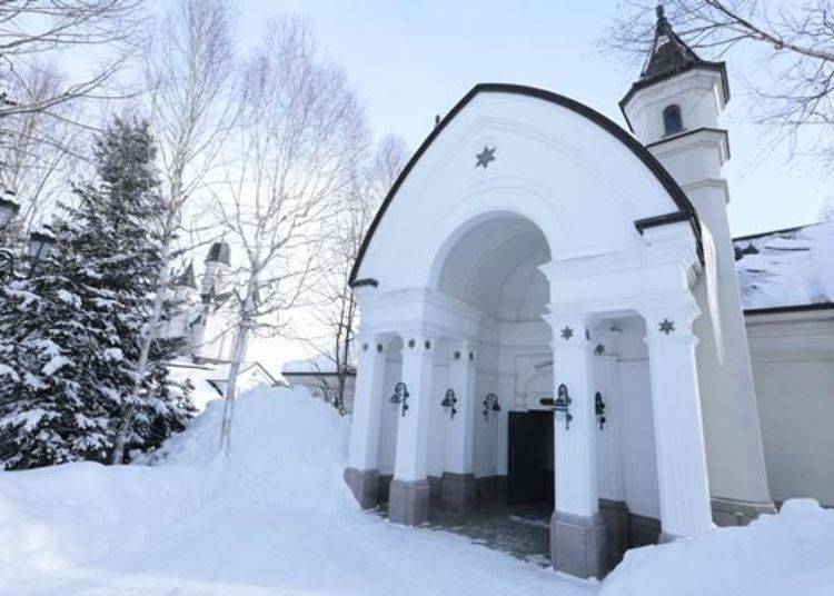 Very romantic! Just looking at the Snow Crystal Museum building will thrill you