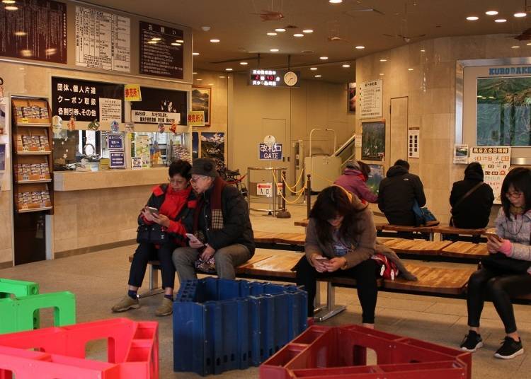 The waiting area in the Sounkyo Station. The ticket booth is at the far left and to its right is the boarding gate. Passing through the boarding gate you take the stairway right up to the gondola boarding platform