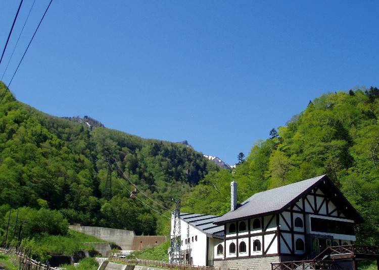 黒岳ロープウェイ層雲峡駅。背後の山の中央奥に見えるのが黒岳の山頂