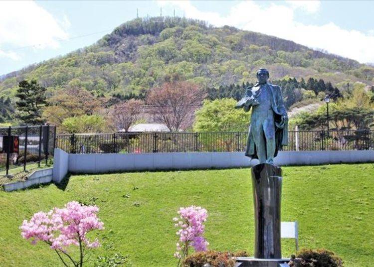 The statue is of Perry looking towards Hakodate Port and behind it is the spot famed for its nighttime view of Hakodate.