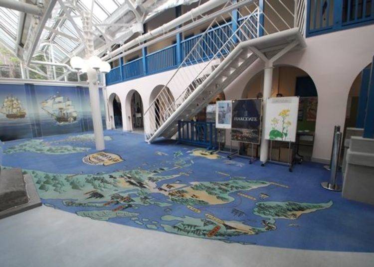 ▲ In the space below the high ceiling there is a large world map (bird’s eye view) showing Hakodate in the center at the time the port opened.