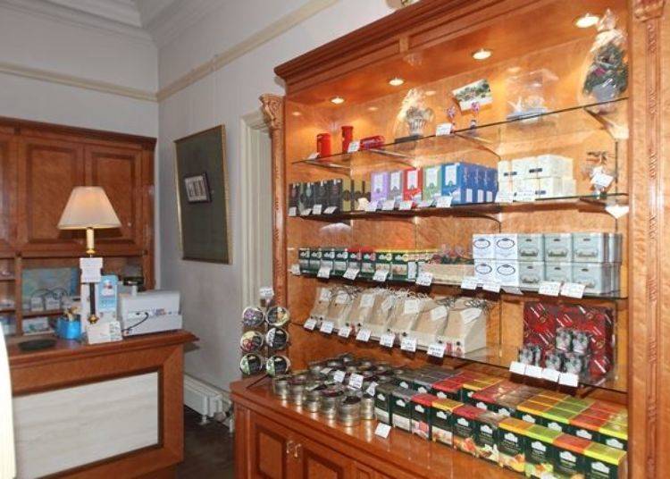 ▲ There is a gift shop next to the tea room selling tea, tea sets, and other imported sundries typical of traditional English culture.